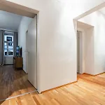 Spacious 3-Room Apt. 15 Min To The City Center