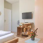 Exquisite Rooms In Shared Villa With Garden & Parking