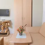Exquisite Rooms In Shared Villa With Garden & Parking