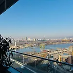 Modern Apartment Overlooking The Skyline & Danube