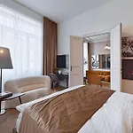 Diplomatic District Apartment, 6 Stops To Center