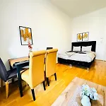 Lovely 2Br Apartment For 5People, Only 17 Minute Walk To Schoenbrunn