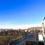 Modern Penthouse Apartment With Balcony & Free Parking