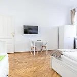 Stylish 2Br Apt For Groups, Up To 5P At Margareten