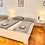 Stylish Flat With 2 Double Beds For 4 People 15A