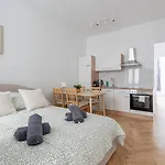 Central Premium Apartment With Balcony