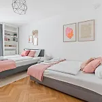 2 Bedroom City Apartment In Neubau, 6 Min To City Center