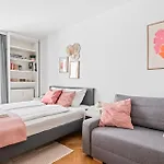 2 Bedroom City Apartment In Neubau, 6 Min To City Center