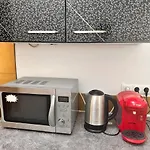 Full Premium City Villa - 2 Bedrooms For 5 People - Near Metro