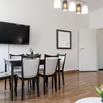 Lovely 2 Bedroom Shared Apt For 5P Ideal For Long-Term Stays