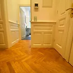 7Th Heaven Vienna Center Apartments