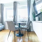 Chic 1Br & 1Lr, Kingbed, Only 9 Min To City Center Via Metro