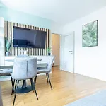Chic 1Br & 1Lr, Kingbed, Only 9 Min To City Center Via Metro
