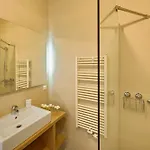 6 Rooms