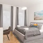 Stadlau Live Apartments by ichbucheAT
