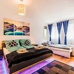 10 Min. Downtown - 2 Bedrooms - Parking