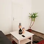 Cozy City Apartment 5