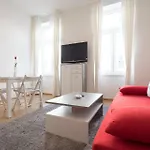 Bright Red Heart Apartment In Leopoldstadt