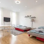 Bright Red Heart Apartment In Leopoldstadt