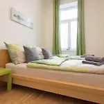Bright Red Heart Apartment In Leopoldstadt