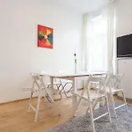 Bright Red Heart Apartment In Leopoldstadt