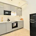 Brand New Very Central - Studio