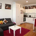 Trendy Danube Apartment - Close To Un