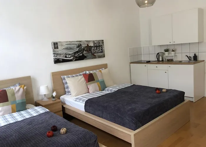 New, Bright Apartment Near The Metro!
