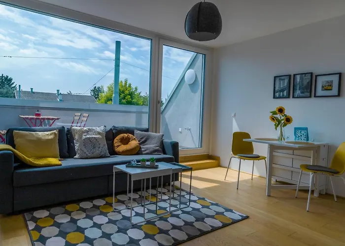 Maureen Lovely 2 Bedroom Unit With Community Pool