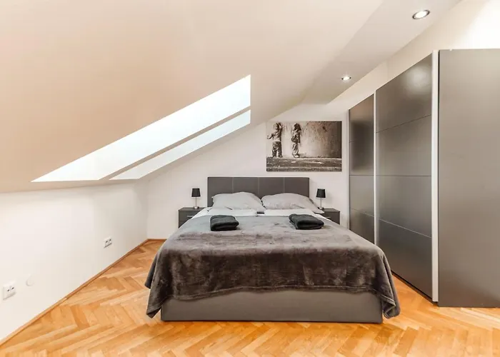 King Bed Apartment And Netflix Central Near Metro, 110