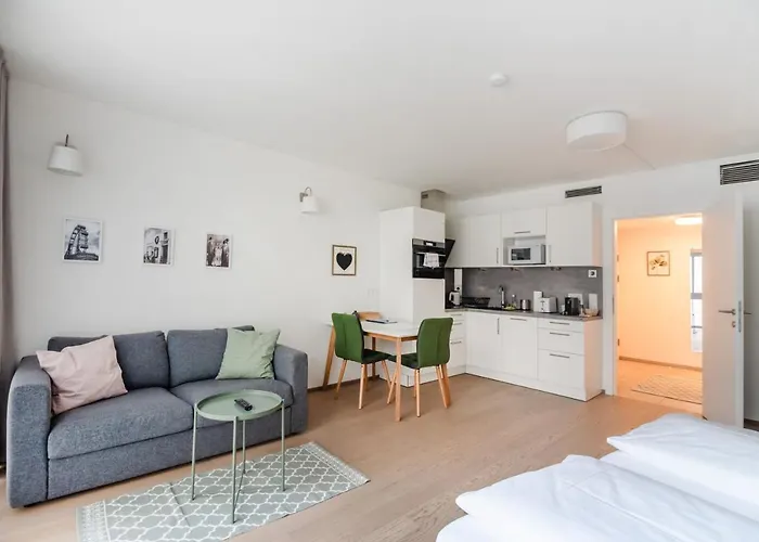 Quiet And Cozy Apartment Next To Mariahilfer Strasse And Naschmarkt With Ac, Minimum 30 Nights