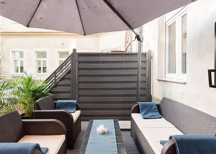 Luxurious And Spacious 5 Min Walk To City Center, 1-2