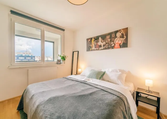 Balcony Apartment, 1 Min To Metro, Perfect For Long Stay