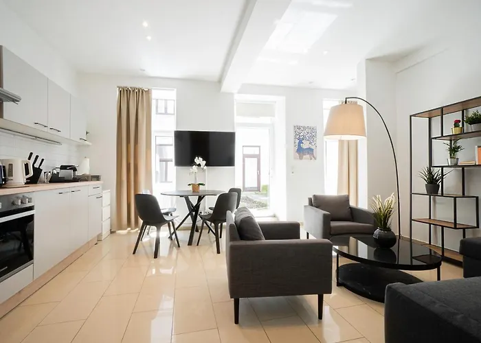 Chic Newly-Renovated Apartment Steps From Subway In Vienna\'S Hernals District
