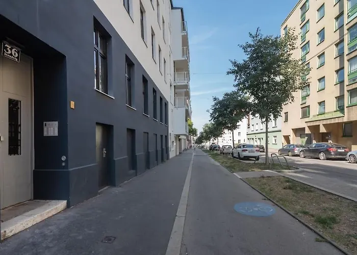 Grosse Terrasse, Klimaanlage Und U-Bahn Naehe