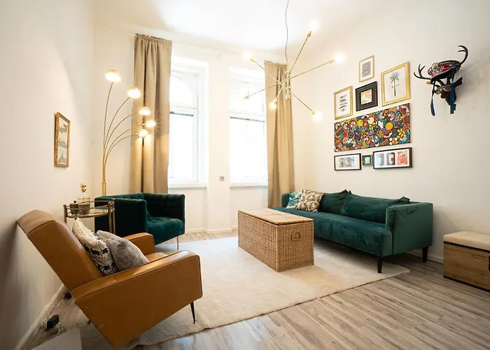 2-Room Apartment On The First Floor With Designer Renovation. Exit To The Courtyard. 15 Minutes To Schloss Schoenbrunn