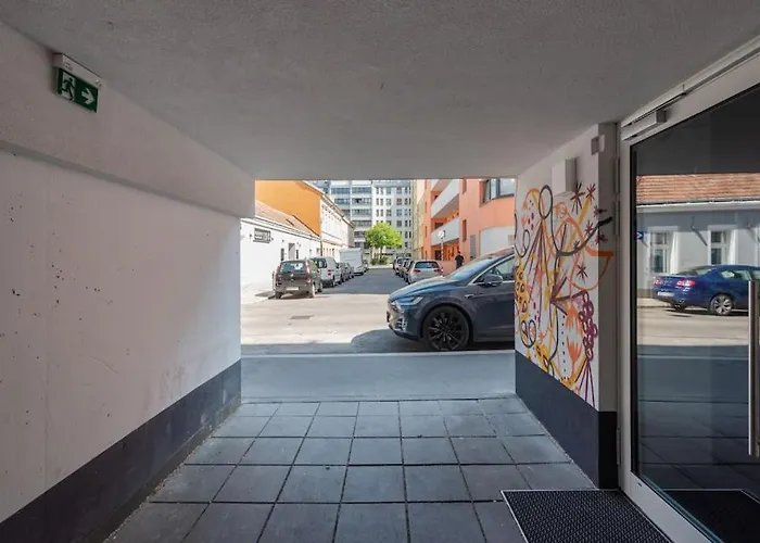 Neu Und Hell In Zentraler Ruhelage Mit Parkplatz