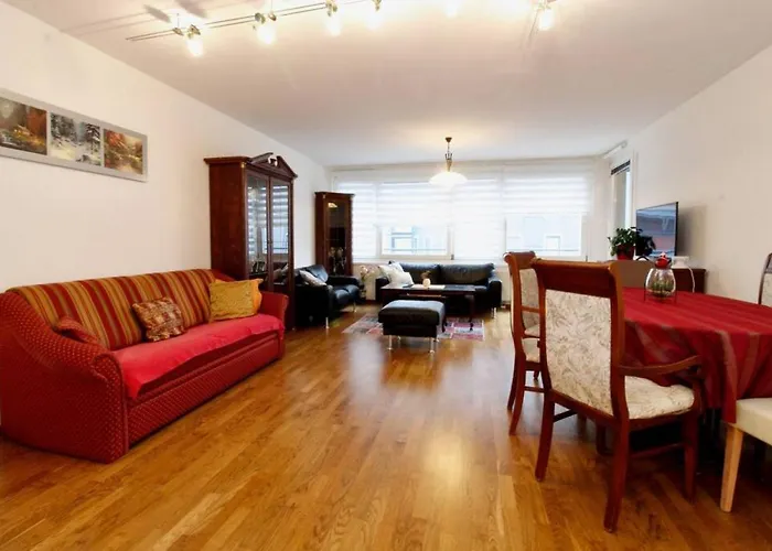 Grosse Balkonwohnung Bei Uno City