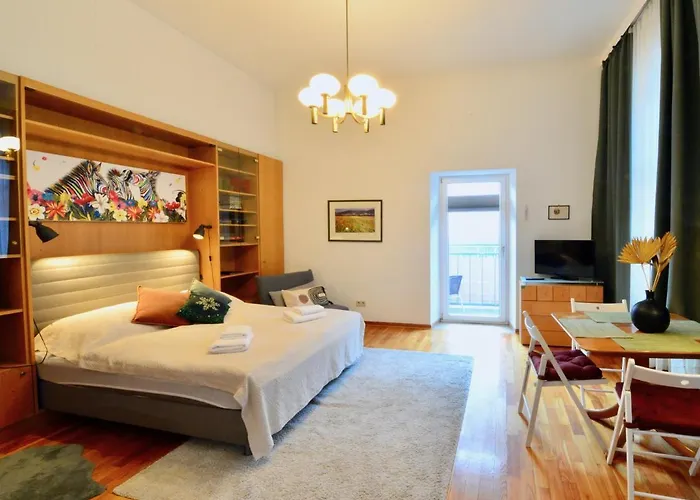 Charming With Balcony In Hip & Trendy Margareten