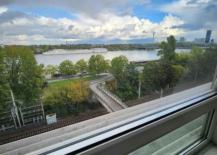 Lovely Apartment For 4 On The Danube River - Private Parking