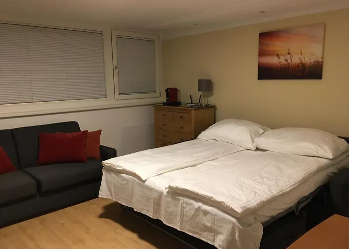 Cosy Flat In The Quiet Area With Own Garden, Free Parking And Direct Public Transport Link To The Centre