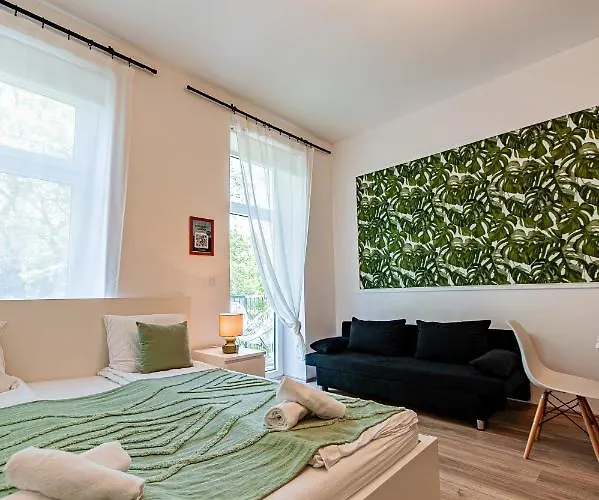 My City Apartment- Vienna Jungle Room