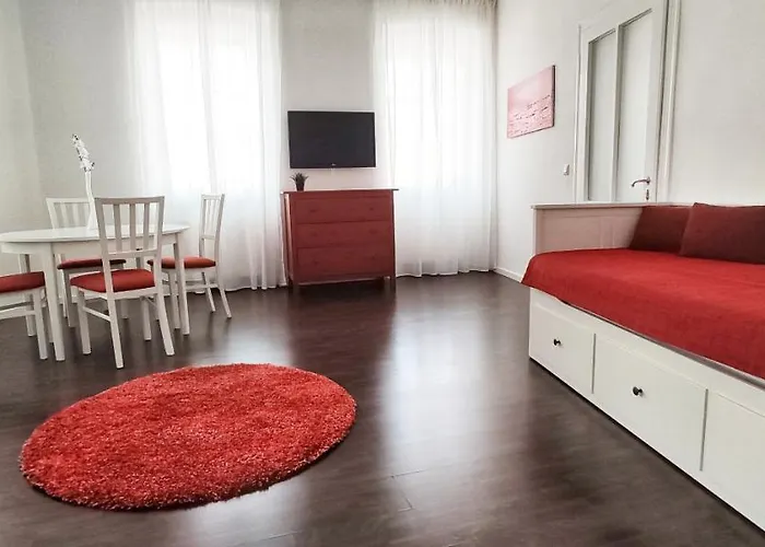 Helle Zweiraumwohnung In Wohngebiet
