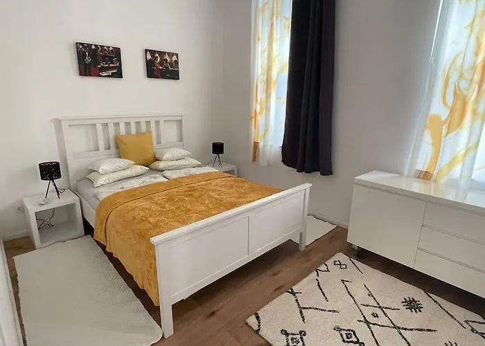Stilvolle Wohnung Mit Terrasse/Garten