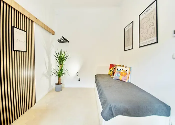 Posh Studio Apartment - Stylish & Urban