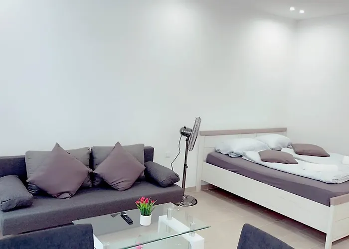 Queen Apartment 4P Wl