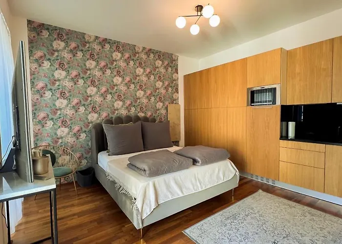 Triangle City Center Apartment