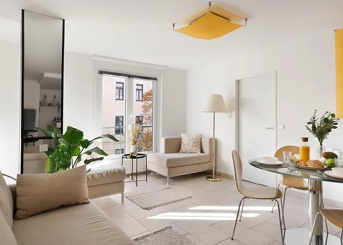 Bright & Cozy 3 Room Apartment Near Everything