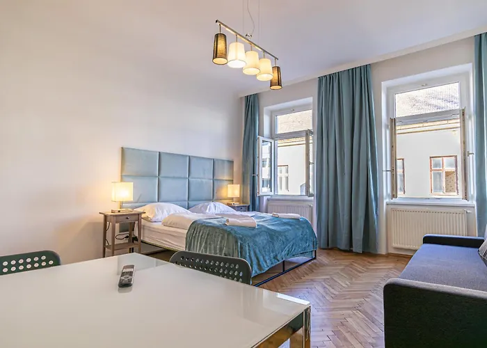 City Chic: Spacious 2 Bedroom Hideaway With Local Flair