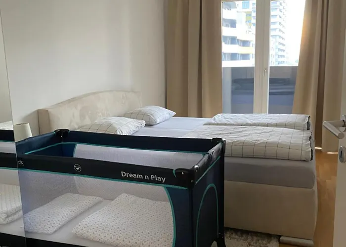 2 Bedroom Apartment Next To Metro U1 And Garage Parking